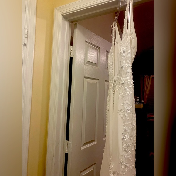 Beautiful wedding dress with a lovely train. - Picture 3 of 11